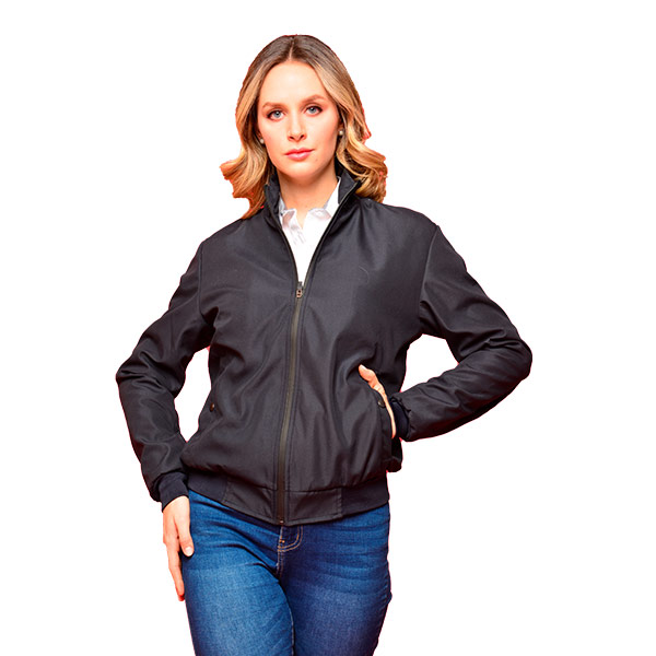 M60CXPO, CHAMARRA BOMBER FULL. Unisex. Tela suave al tacto. Cuello cómodo. Cierre impermeable. Bolsillos externos con botón. Cárdigan en cuello, manga y cintura. Forro de rayas. Bolsillos internos.