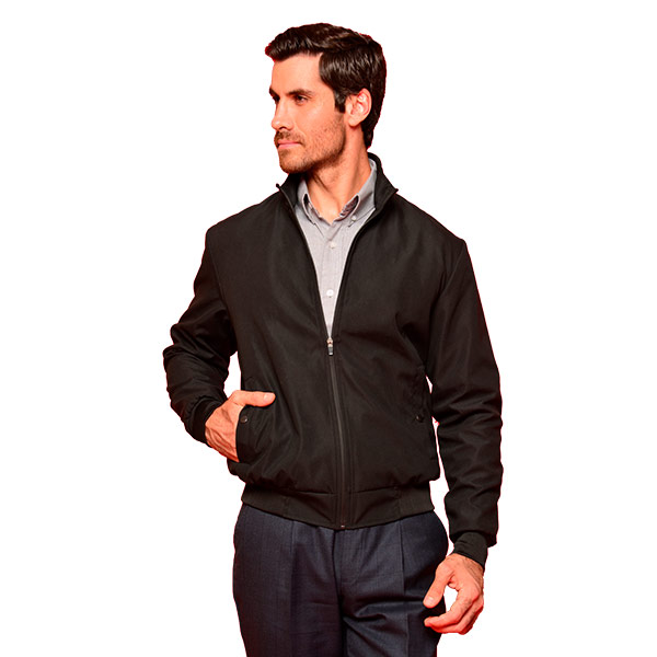 M60CXPO, CHAMARRA BOMBER FULL. Unisex. Tela suave al tacto. Cuello cómodo. Cierre impermeable. Bolsillos externos con botón. Cárdigan en cuello, manga y cintura. Forro de rayas. Bolsillos internos.