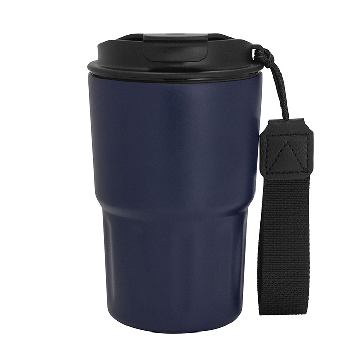 T703, Mug térmico CAPOF. Capacidad 400 ml. Mug doble pared, sellado al vacío. Interior en acero 304 y exterior en acero 201. Tapa de polipropileno con anillo de silicona y correa de poliéster en color negro. Pintura acabado mate. Mantiene por más de 12 hs la temperatura de las bebidas calientes y 24 hs de las bebidas frías. Presentación en caja de regalo Kraft.