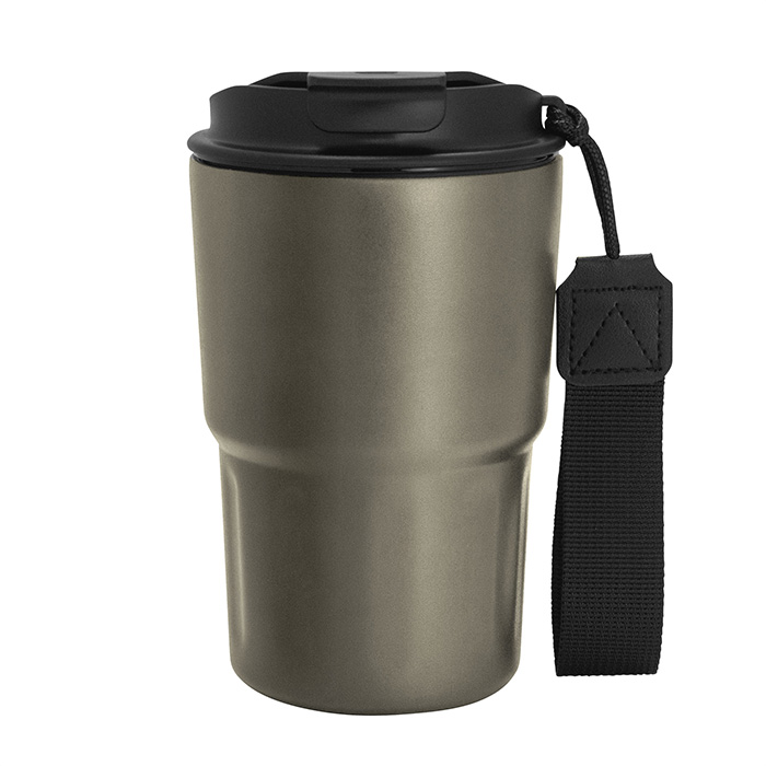 T703, Mug térmico CAPOF. Capacidad 400 ml. Mug doble pared, sellado al vacío. Interior en acero 304 y exterior en acero 201. Tapa de polipropileno con anillo de silicona y correa de poliéster en color negro. Pintura acabado mate. Mantiene por más de 12 hs la temperatura de las bebidas calientes y 24 hs de las bebidas frías. Presentación en caja de regalo Kraft.