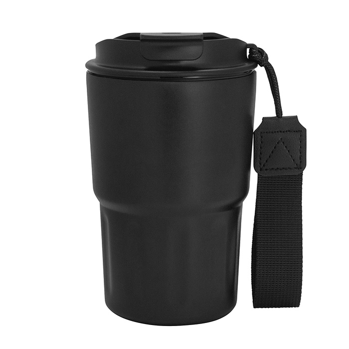 T703, Mug térmico CAPOF. Capacidad 400 ml. Mug doble pared, sellado al vacío. Interior en acero 304 y exterior en acero 201. Tapa de polipropileno con anillo de silicona y correa de poliéster en color negro. Pintura acabado mate. Mantiene por más de 12 hs la temperatura de las bebidas calientes y 24 hs de las bebidas frías. Presentación en caja de regalo Kraft.