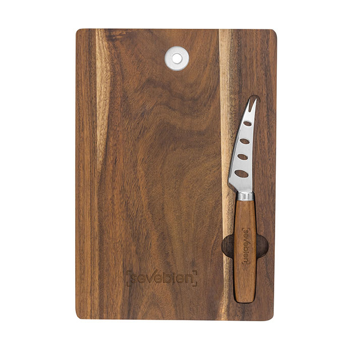 T695, Tabla para quesos EMMENTAL. Tabla para quesos. Tabla de madera de acacia con imán para fijar el cuchillo y anillo de acero inoxidable para colgar. Cuchillo con agujeros ideal para quesos blandos a semiduros, de 17,2 cm., hoja de acero inoxidable 420 y mango de madera de acacia. Presentación en caja de regalo kraft.