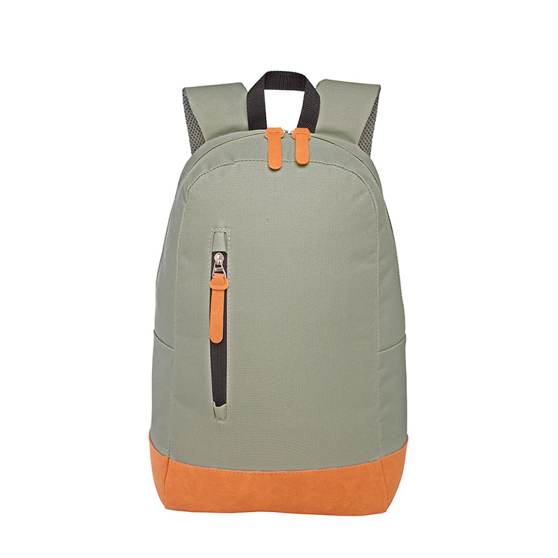 C511, Mochila NEW SPORT. Capacidad 16 litros aprox. Polyester 600D y PU. Mochila con bolsillo frontal de apertura vertical en la parte externa y cierre con detalles en PU. Dos correas ajustables y acolchonadas. Parte trasera acolchonada. En la parte inferior detalles de material PU en color marrón.