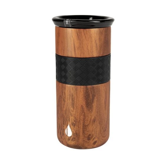 ELM 001, TERMO ARTISAN. Termo con Tecnología TrueBarrier™ que usa aislamiento de triple pared. Doble pared de acero inoxidable y una capa de revestimiento de cobre. Cerrado al vacío. Material BPA free. Tapa de cerámica con tapón de seguridad, su forma evita derrames y quemaduras al tomar. Banda de silicón texturizada antiderrapante. Compatible con portavasos. Base antiderrapante. Mantiene temperatura caliente 6 hrs y fría 18 hrs aproximadamente. Incluye caja individual.