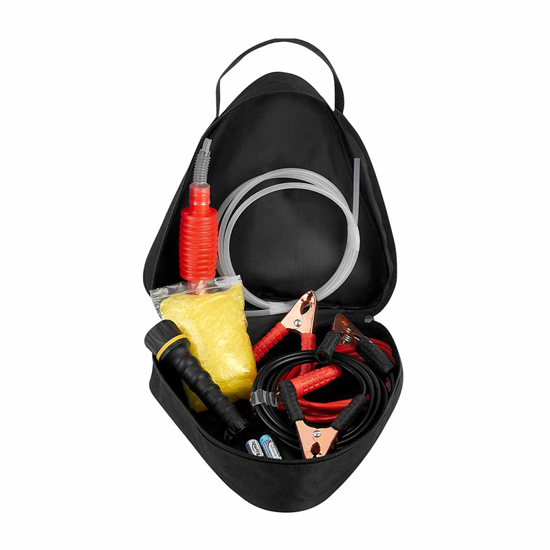 HER 054, SET DE EMERGENCIA POLTAVA. Set de emergencia con cables pasa corriente, bomba manual para gasolina, linterna con 2 baterías AA. incluidas), poncho de plástico y funda con triángulo reflejante.