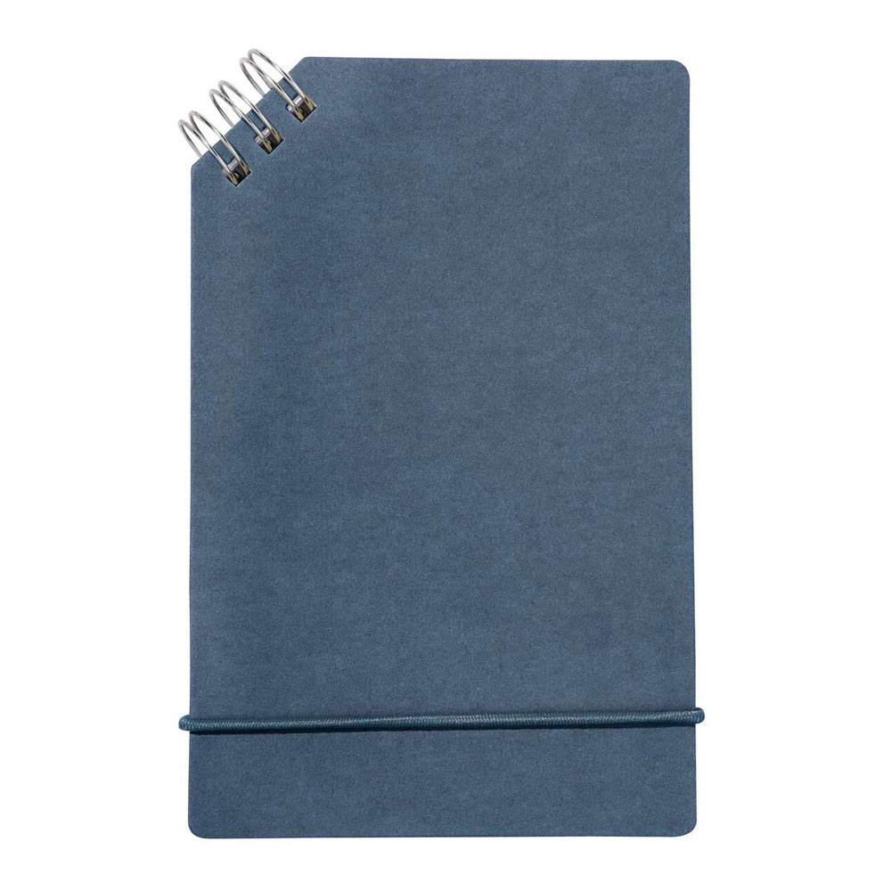 HL 9054, Libreta CARROLL. Libreta de Bolsillo ecológica con 70 hojas a rayas. Cubierta de cartón. Incluye espiral metálico y elástico para cerrar. Esta libreta no solo es amigable con el medio ambiente, si no que también destaca su estilo distintivo. El mini espiral cruzado le aporta un toque de diseño único, añadiendo un toque de originalidad a tus notas.