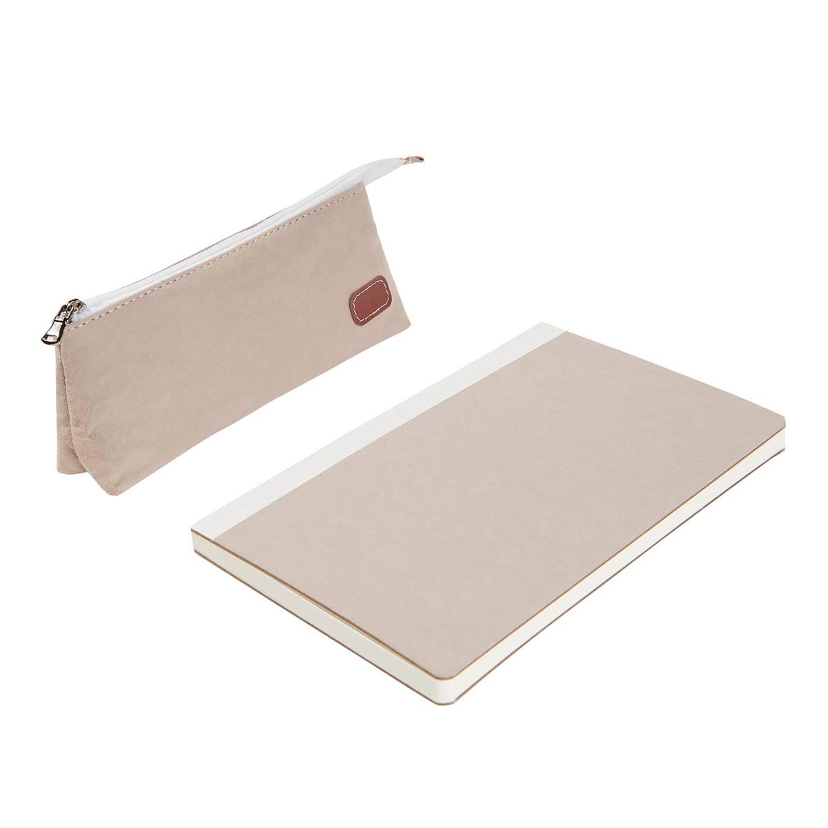 HL 9057, Set Eco VAVIRI. Set ecológico. Incluye libreta con 80 hojas a rayas y cubierta rígida de cartón kraft. Complementando el set, se agrega un estuche porta-lapices de apertura con cierre y parche de curpiel, lo que le da un toque elgante al exterior. La combinación de materiales lo hace un producto perfecto para quienes buscan un equilibrio entre funcionalidad y sustentabilidad. Incluye caja individual.