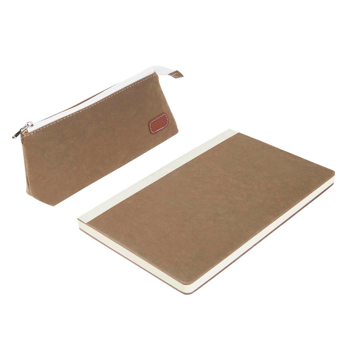 HL 9057, Set Eco VAVIRI. Set ecológico. Incluye libreta con 80 hojas a rayas y cubierta rígida de cartón kraft. Complementando el set, se agrega un estuche porta-lapices de apertura con cierre y parche de curpiel, lo que le da un toque elgante al exterior. La combinación de materiales lo hace un producto perfecto para quienes buscan un equilibrio entre funcionalidad y sustentabilidad. Incluye caja individual.