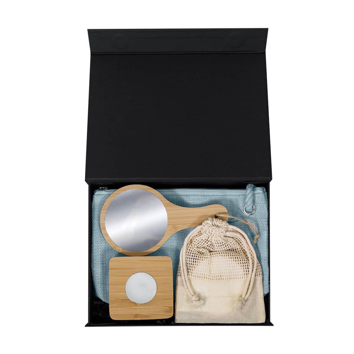 KIT 035, Set MERE. Set de regalo con caja rígida con cierre de solapa imantada. Contiene espejo de bambú, vela con aroma de vainilla y base de bambú, cosmetiquera de yute y set de almohadillas desmaquillantes. El máximo de sets disponibles para la venta está relacionado al stock de los productos que contienen. Hasta agotar existencias.