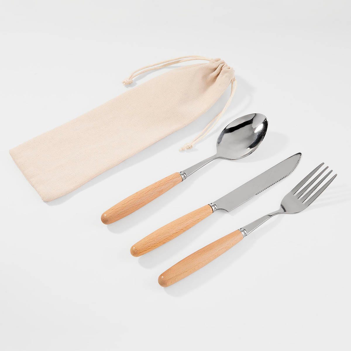 KTC 710, Set de cubiertos TOMMER. Set de cubiertos de acero inoxidable y mango de madera. Incluye cuchara, tenedor, cuchillo y práctica bolsita de algodón para llevarlos contigo a donde vayas, ya sea al trabajo, un picnic o de viaje.