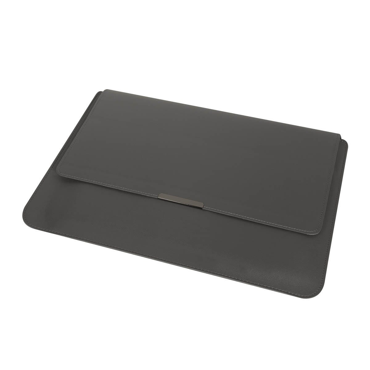 LAP 013, Porta Laptop BILCESCU. Funda para laptop de hasta 15 pulgadas. Su diseño se dobla ingeniosamente para convertirse en un soporte ergonómico, permitiéndote trabajar de manera más cómoda en cualquier lugar. El cierre con solapa magnética asegura un acceso rápido y fácil, mientras que el interior aterciopelado brinda un extra de cuidado, manteniendo tu dispositivo libre de arañazos. Compacto y ligero, este porta laptop es perfecto para llevar en cualquier bolso o mochila.