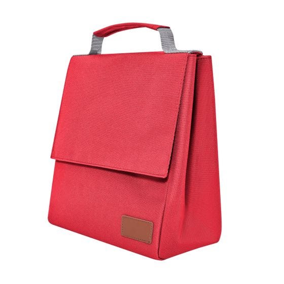 SIN 511, LONCHERA ESTEFA. Lonchera con interior metalizado. Bolsa principal estilo solapa con cerrado de velcro. Al frente, parche de curpiel. Para mayor comodidad cuenta con asa de transporte superior. Empaca tus alimentos y bebidas para el trabajo, escuela, viaje o picnic.