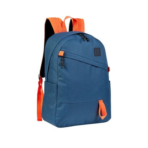 SIN 716, MOCHILA STOWE. Mochila escolar. Bolsa principal cuenta con un separador para tu laptop, asegurando la organización de tus dispositivos. Además, presenta un bolsillo frontal con cierre para guardar tus objetos esenciales de forma segura, y dos bolsillos laterales para tus botellas de agua u otros accesorios. Sus cierres con puller de tela no solo añaden un toque distintivo, sino que también facilitan la apertura y el cierre, haciendo que esta mochila sea una elección práctica y con estilo para tu día a día en la escuela.