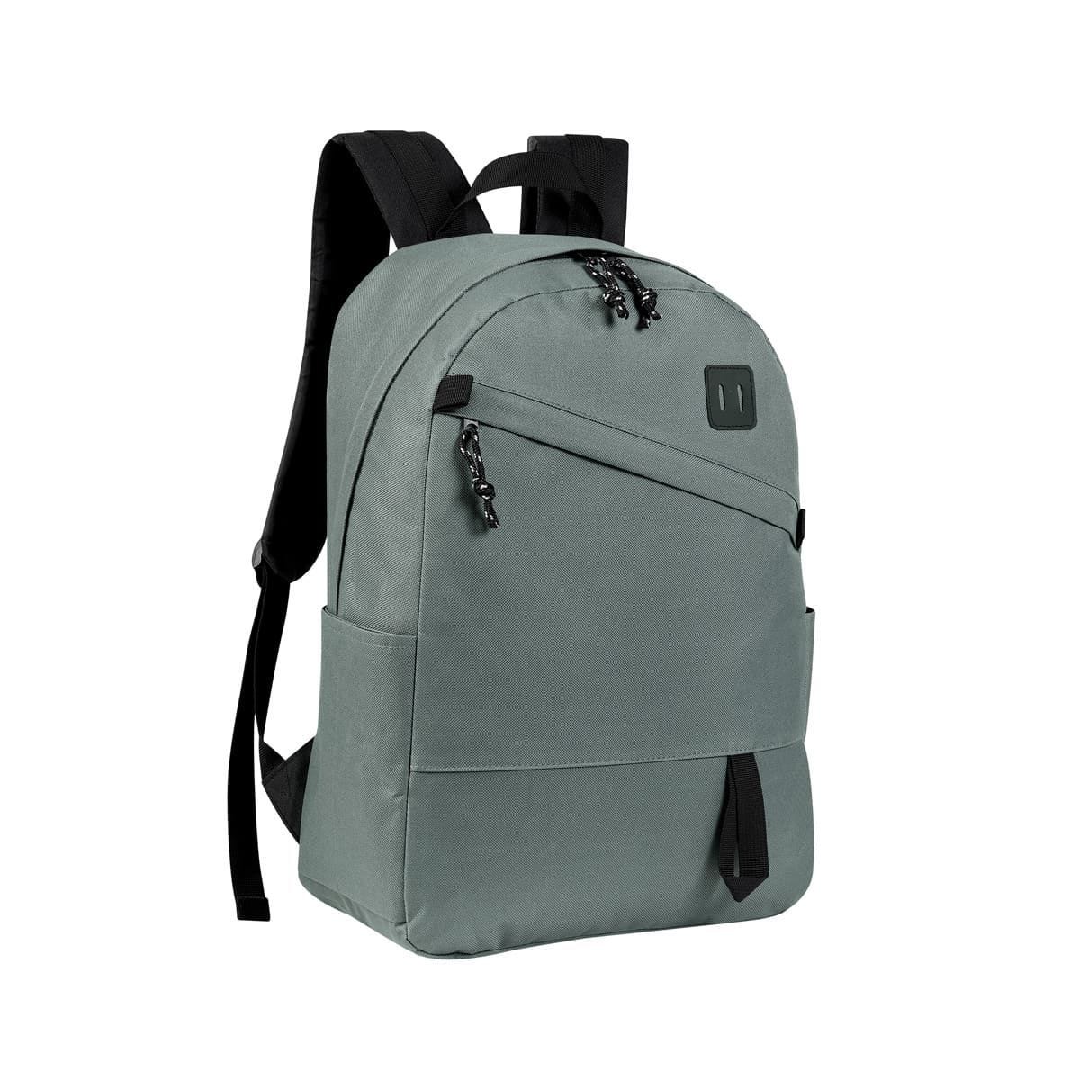 SIN 716, MOCHILA STOWE. Mochila escolar. Bolsa principal cuenta con un separador para tu laptop, asegurando la organización de tus dispositivos. Además, presenta un bolsillo frontal con cierre para guardar tus objetos esenciales de forma segura, y dos bolsillos laterales para tus botellas de agua u otros accesorios. Sus cierres con puller de tela no solo añaden un toque distintivo, sino que también facilitan la apertura y el cierre, haciendo que esta mochila sea una elección práctica y con estilo para tu día a día en la escuela.