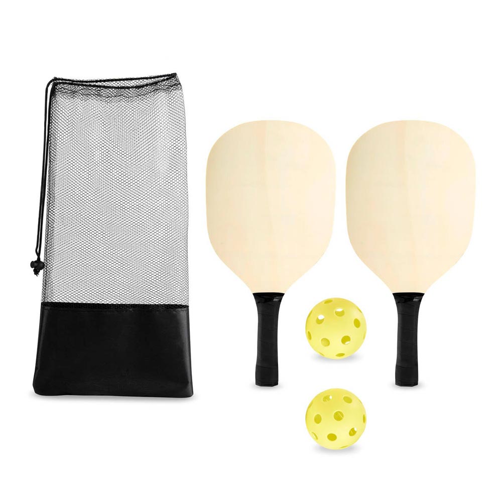 SPO 017, Set de Raquetas ZANE. Set de raquetas para pickleball. Incluye dos raquetas de madera con mango ergonómico, dos pelotas de plástico y bolsa con malla para transportar. Este set es ideal tanto para los que buscan disfrutar del deporte en cualquier lugar.