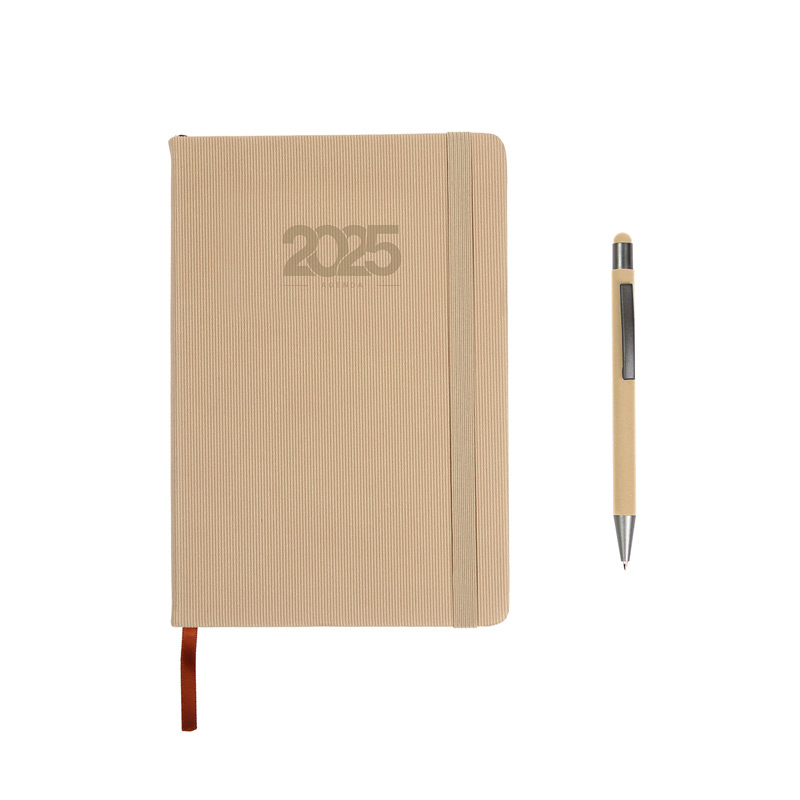 EX-080, Set de Agenda diaria 2025 con pluma y caja de regalo. Cubierta fabricada en curpiel (PU) con resorte sujetador e interior de 175 hojas de 65 g. (350 paginas) Cada día tiene espacio para tareas importantes y está organizada por horario (5:00 am - 22:00 pm). Cuenta con: Separador de hojas, Calendario anual 2024-2026, planeador mensual, hoja de objetivos anuales, hoja de pendientes mensuales, espacio para notas, tareas, sección de contactos y bolsillo interno para almacenar documentos. Incluye caja de cartón individual y bolígrafo con tinta de escritura negra.