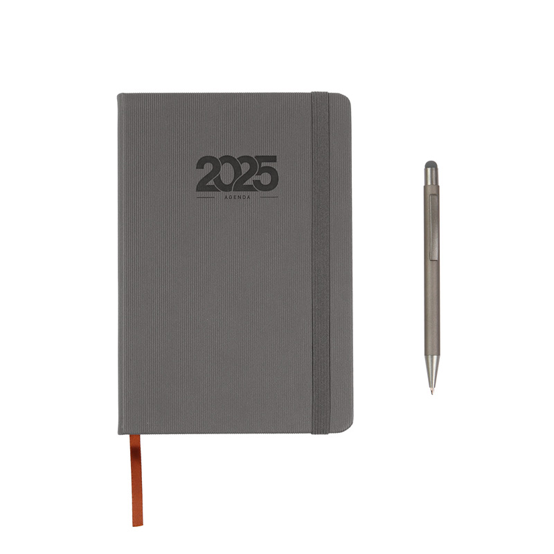 EX-080, Set de Agenda diaria 2025 con pluma y caja de regalo. Cubierta fabricada en curpiel (PU) con resorte sujetador e interior de 175 hojas de 65 g. (350 paginas) Cada día tiene espacio para tareas importantes y está organizada por horario (5:00 am - 22:00 pm). Cuenta con: Separador de hojas, Calendario anual 2024-2026, planeador mensual, hoja de objetivos anuales, hoja de pendientes mensuales, espacio para notas, tareas, sección de contactos y bolsillo interno para almacenar documentos. Incluye caja de cartón individual y bolígrafo con tinta de escritura negra.