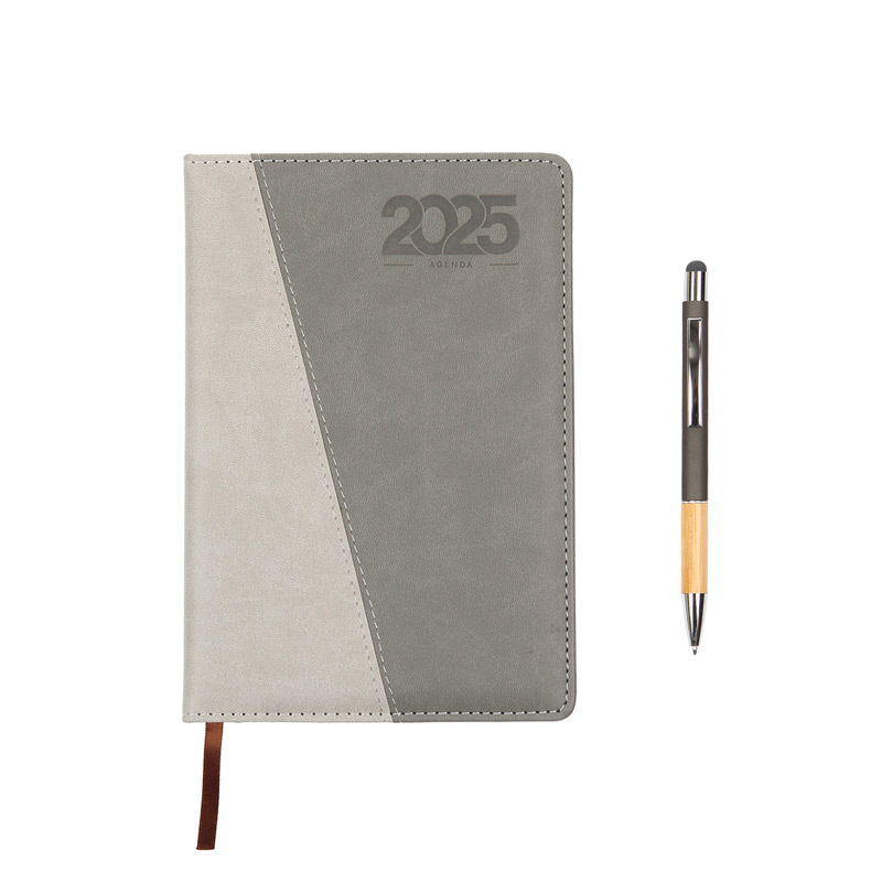 EX-081, Set de Agenda diaria 2025 bi-tono con pluma y caja de regalo. Cubierta bi-tono fabricada en curpiel (PU) e interior de 175 hojas de 65 g. (350 paginas) Cada día tiene espacio para tareas importantes y está organizada por horario (5:00 am 22:00 pm). Cuenta con: Separador de hojas, calendario anual 2023-2025, planeador mensual, hoja de objetivos anuales, hoja de pendientes mensuales, espacio para notas, tareas, sección de contactos y bolsillo interno para almacenar documentos. Bolígrafo con detalle de bambú en la parte inferior, clip y punta metálicos y con touch en la parte superior. Incluye caja de cartón individual y bolígrafo con tinta de escritura negra.