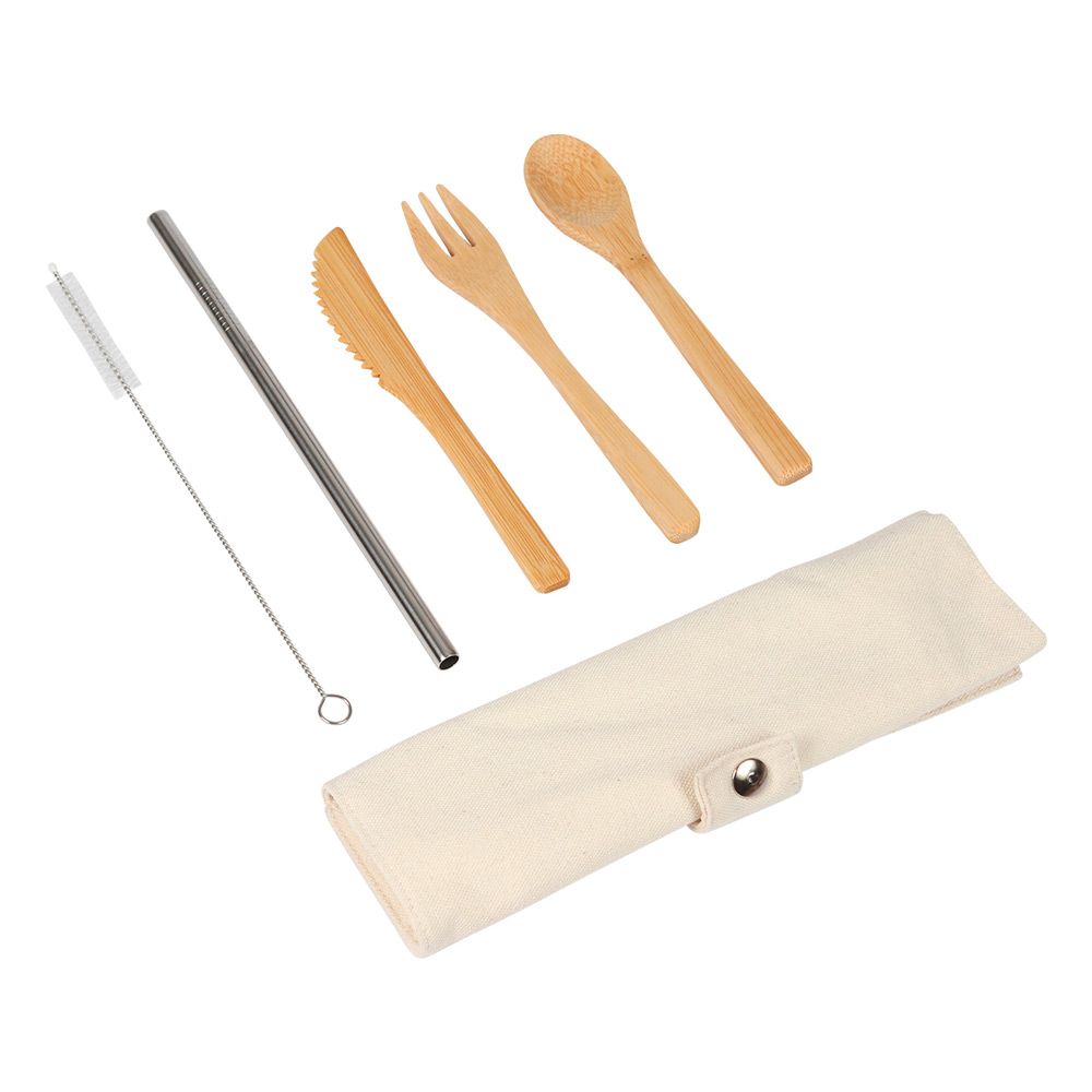 HM-058, SET DE CUBIERTOS EN BAMBU CON FUNDA DE ALGODON, INLCUYE CUCHARA, TENEDOR, CUCHILLO, POPOTE Y CEPILLO