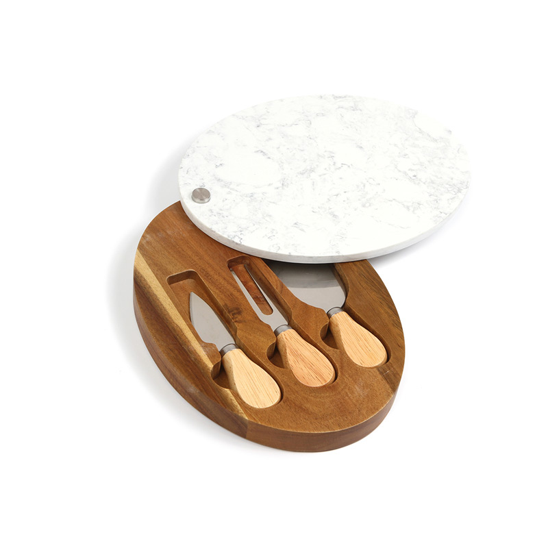 HM-108, Set para quesos fabricado con madera de acacia y marmol gris. En el interior de la tabla cuenta con dos palas y trinche para servir quesos. Su diseño y calidad excepcionales lo convierten en un regalo ideal y en un complemento esencial para cualquier ocasión.