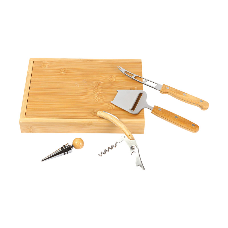 HM-131, Set Tremat. Set para quesos y vino, con estuche fabricado en madera de bambú barnizada. Incluye 1 saca corcho, 1 pala para queso, 1 cuchillo para queso y 1 tapón de vino.