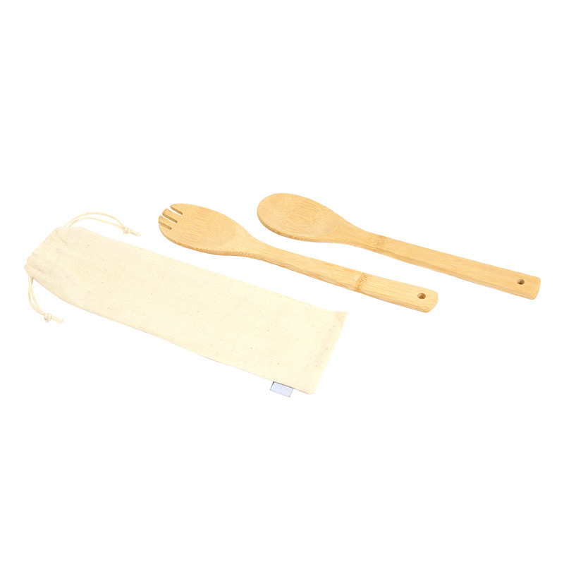 HM-135, Set Holbak. Set de cubiertos para ensalada fabricado en madera de bambú barnizada. Incluye cuchara y tenedor, con perforación para colgar. Cuenta con estuche con correa ajustable para cerrar.