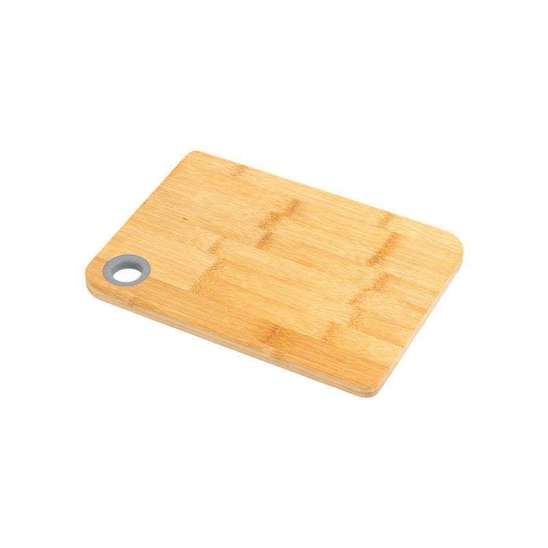 HM-136, Tabla Koge. Tabla para picar o cortar alimentos, fabricada en madera de bambú. Podría proteger sus encimeras utilizando esta tabla de cortar liviana y fácil de almacenar. Viene con un anillo de silicona para el pulgar y cumple con la grado alimenticio de la FDA. Se recomienda lavar a mano y almacenar en seco. Cuenta con empaque de papel kraft.