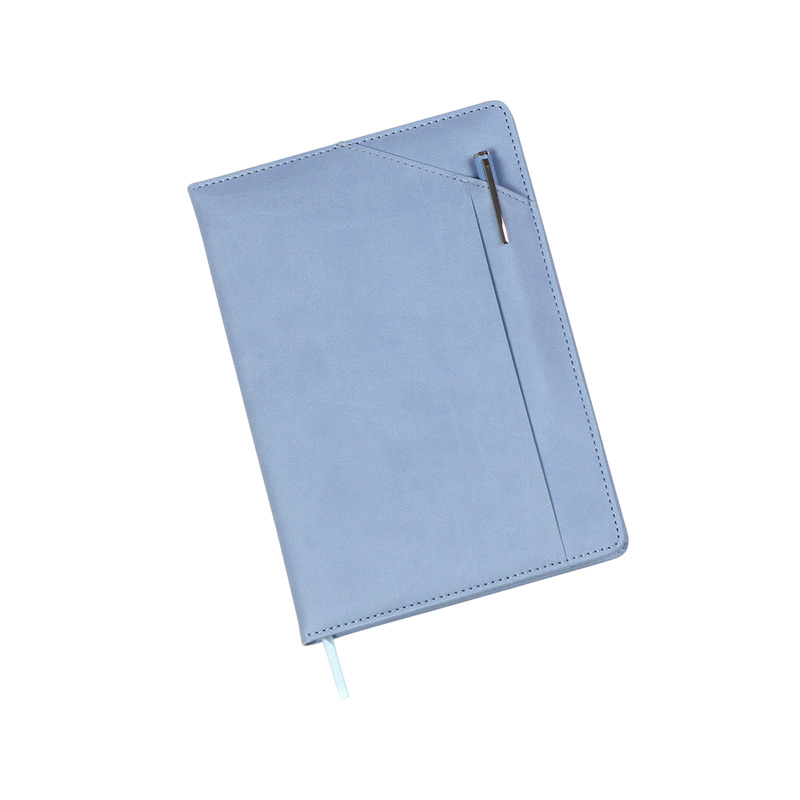 LB-081, Libreta fabricada en PU, con cubierta trasera, separador de hojas y diseño porta bolígrafo, cuenta con 96 hojas, peso 70g. Incluye bolígrafo.