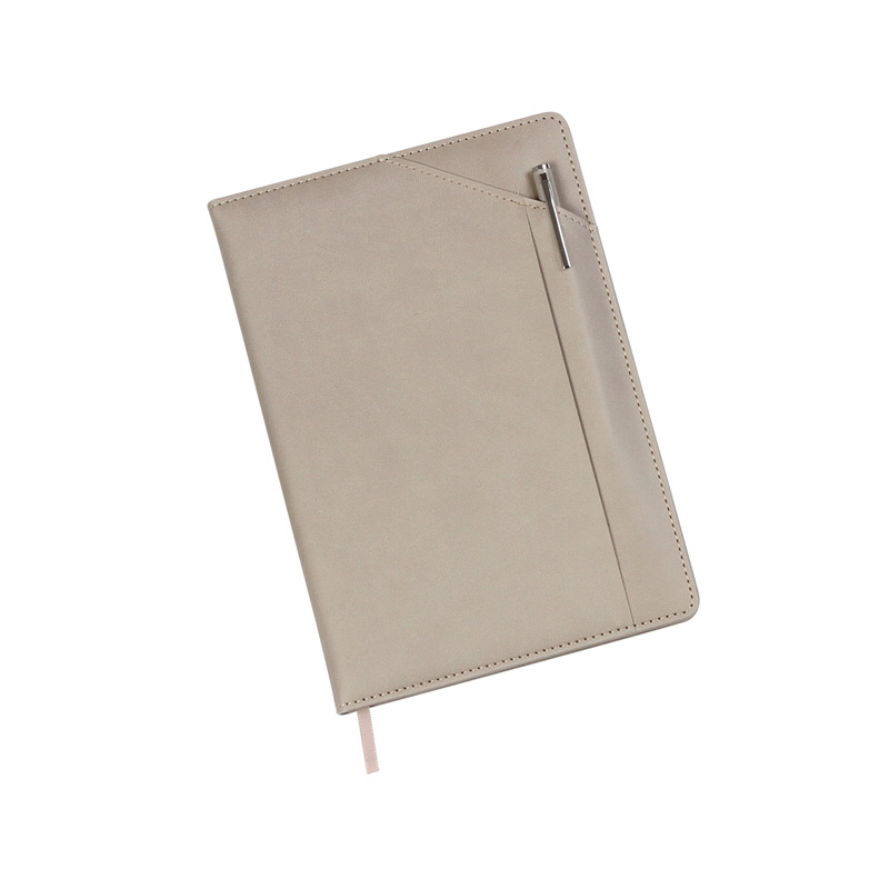 LB-081, Libreta fabricada en PU, con cubierta trasera, separador de hojas y diseño porta bolígrafo, cuenta con 96 hojas, peso 70g. Incluye bolígrafo.