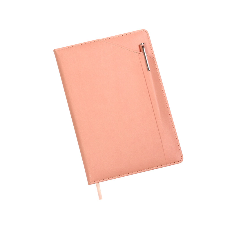 LB-081, Libreta fabricada en PU, con cubierta trasera, separador de hojas y diseño porta bolígrafo, cuenta con 96 hojas, peso 70g. Incluye bolígrafo.