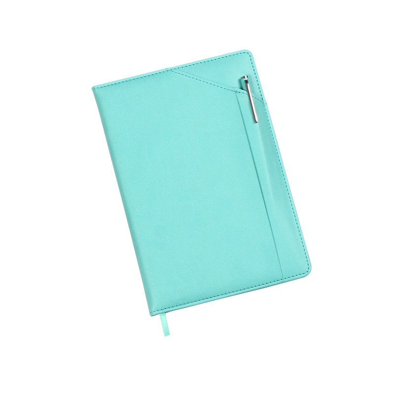 LB-081, Libreta fabricada en PU, con cubierta trasera, separador de hojas y diseño porta bolígrafo, cuenta con 96 hojas, peso 70g. Incluye bolígrafo.