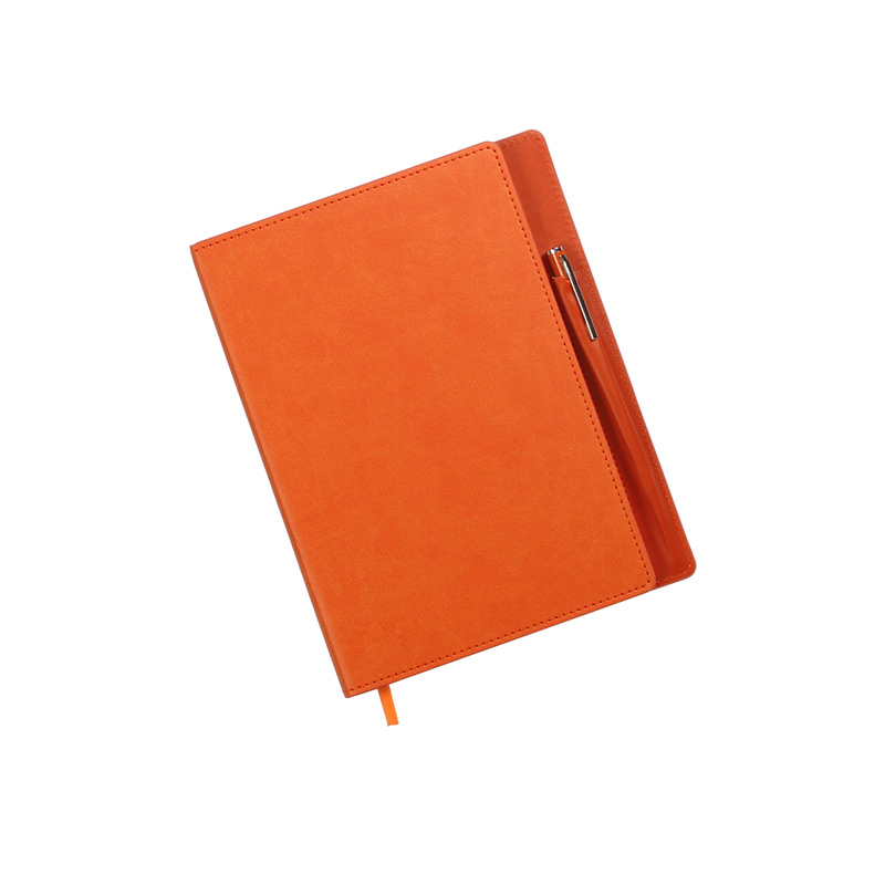 LB-082, Set de Libreta con pluma, fabricada en curpiel brillante, con separador de hojas y compartimento porta bolígrafo, cuenta con 96 hojas, peso 70g. Incluye bolígrafo roller de aluminio con barril en color a juego con la libreta.