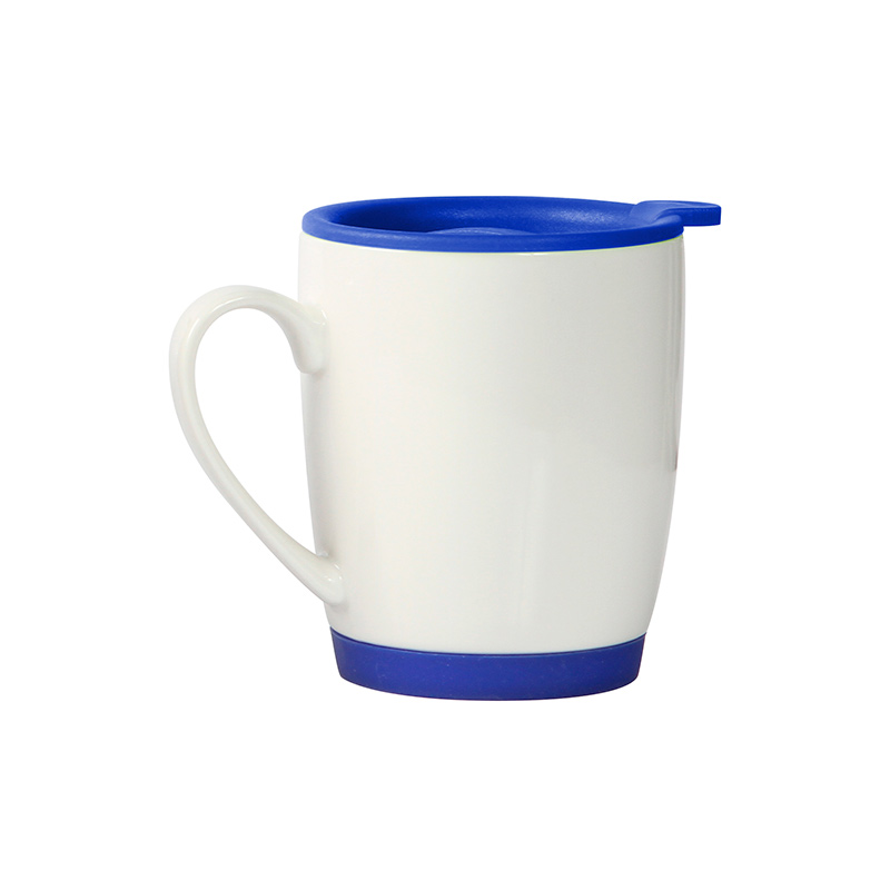 TE-057, Taza de cerámica blanca con tapa y base tipo ruber en color, capacidad de 300 ml.