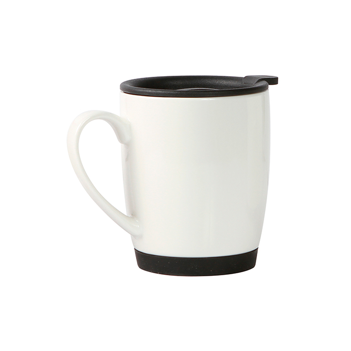 TE-057, Taza de cerámica blanca con tapa y base tipo ruber en color, capacidad de 300 ml.