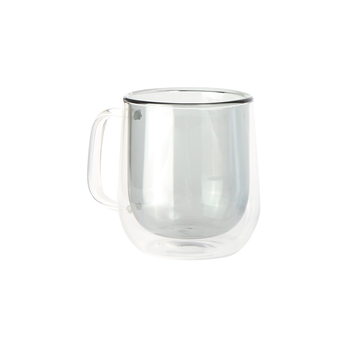 TE-124, Taza doble pared fabricada en vidrio de borosilicato, con detalle de color en la pared interna, fabricada en materiales de grado alimenticio, apta para microondas. Capacidad de 250 ml. Incluye caja de cartón individual.