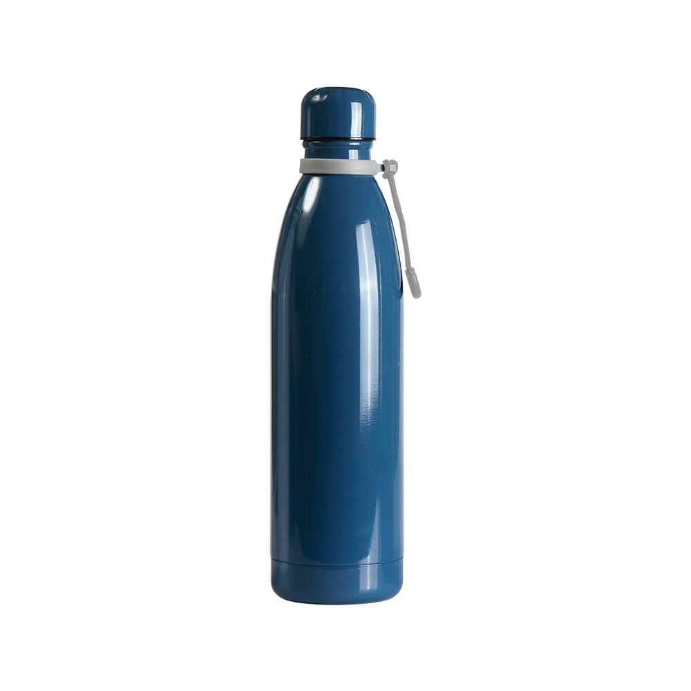 TE-163, Termo de acero inoxidable doble pared con tapa de rosca y cordón en el cuello. Fabricado en materiales de grado alimenticio, mantiene bebidas frías o calientes por un largo tiempo. No usar en microondas. Capacidad 750 ml. Incluye caja de cartón individual.