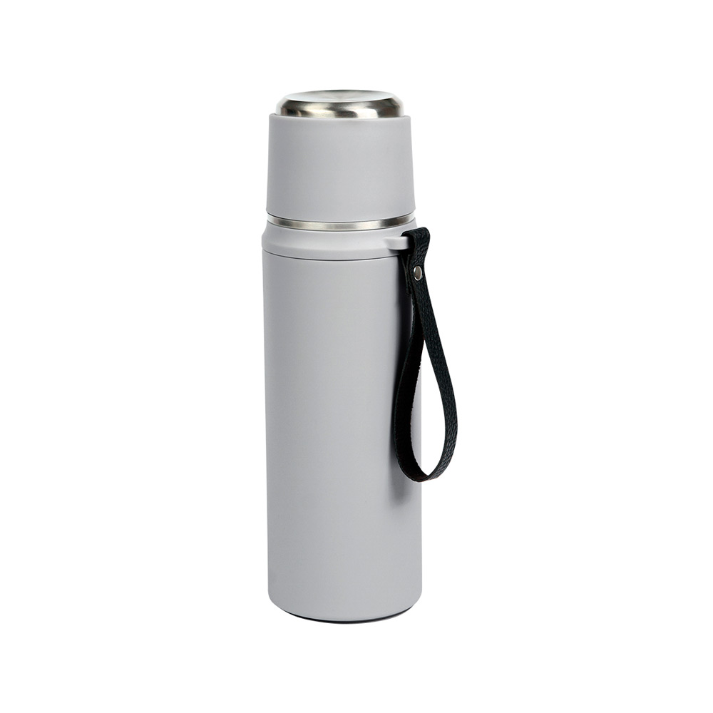 TE-166, Termo de acero inoxidable doble pared con tapa tipo rosca. Fabricado en materiales de grado alimenticio, mantiene bebidas frías o calientes por un largo tiempo. No usar en microondas. Capacidad 800 ml. Incluye caja de cartón individual.