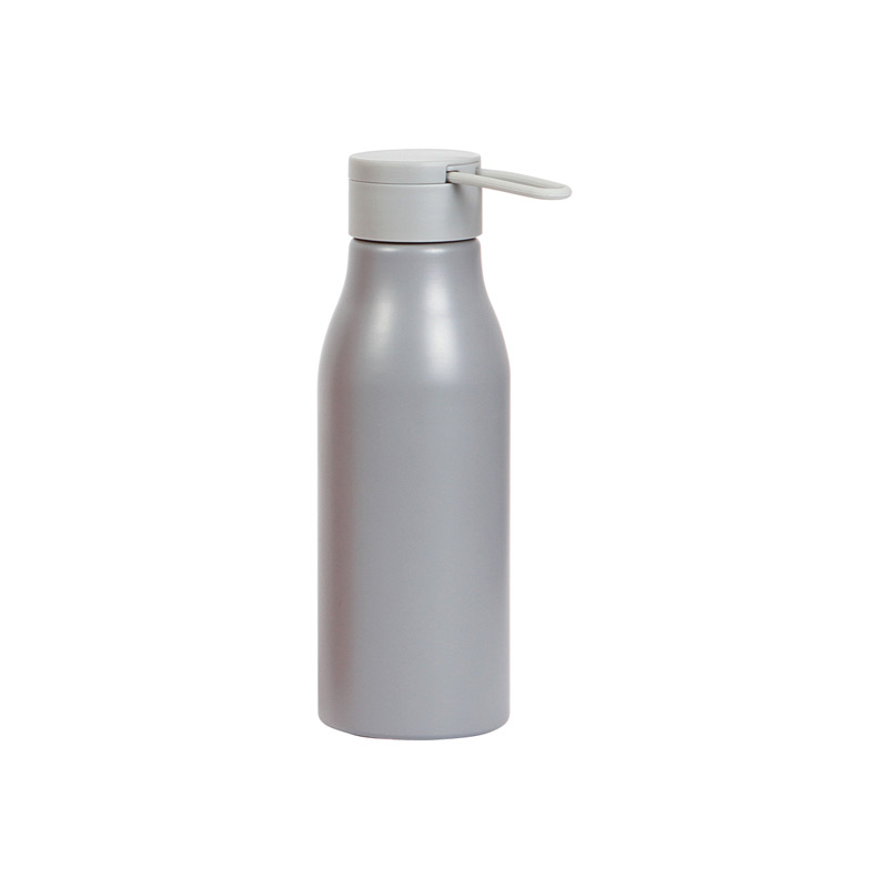 TE-185, Cilindro de aluminio de 22 oz con revestimiento de color en el exterior, fabricado con materiales de grado alimenticio libre de BPA, tapa de plástico con tira de transporte elástica para llevarlo a todos lados.