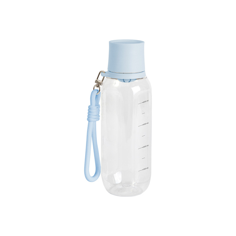 TE-217, Botella Malmó. Botella deportiva de una pared fabricada en tritán, con cuerpo transparente y tapa de color. Capacidad de 600 ml, sin filtro, con correa sujetada con arnés y escala en milímetros.