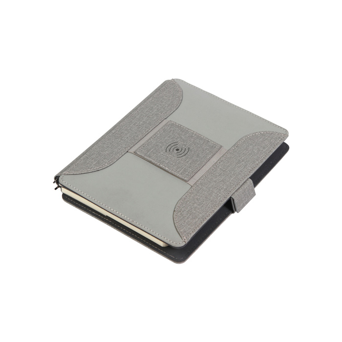 TH-170, Carpeta con cargador inalámbrico y power bank de 6,000 mAh, con compartimentos para almacenaje, porta plumas y tarjetero, sujetadores de cables y base para teléfono móvil. Libreta con hojas rayadas y broches de seguridad.