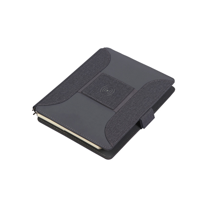 TH-170, Carpeta con cargador inalámbrico y power bank de 6,000 mAh, con compartimentos para almacenaje, porta plumas y tarjetero, sujetadores de cables y base para teléfono móvil. Libreta con hojas rayadas y broches de seguridad.