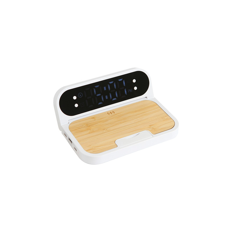 TH-227, Cargador Pólva. Cargador inalámbrico con panel fabricado en bambú. Cuenta con reloj y alarma de pantalla ajustable. Incluye soporte para celular y salidas USB-A y USB-C para cargar más dispositivos.