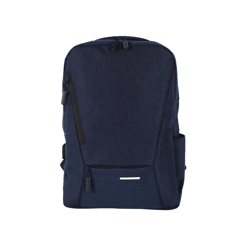 TX-137, Mochila tipo backpack fabricada en poliéster con 2 bolsillos frontales, salida para puerto USB, asa superior y correas acolchadas ajustables.