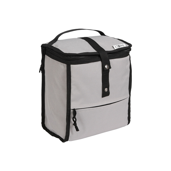 TX-153, Bolsa térmica fabricada en poliéster reciclado, con 2 formas de cerrar, bolsillo frontal con cierre y asa superior. Esta bolsa es ideal para mantener tus alimentos frescos y en buen estado.