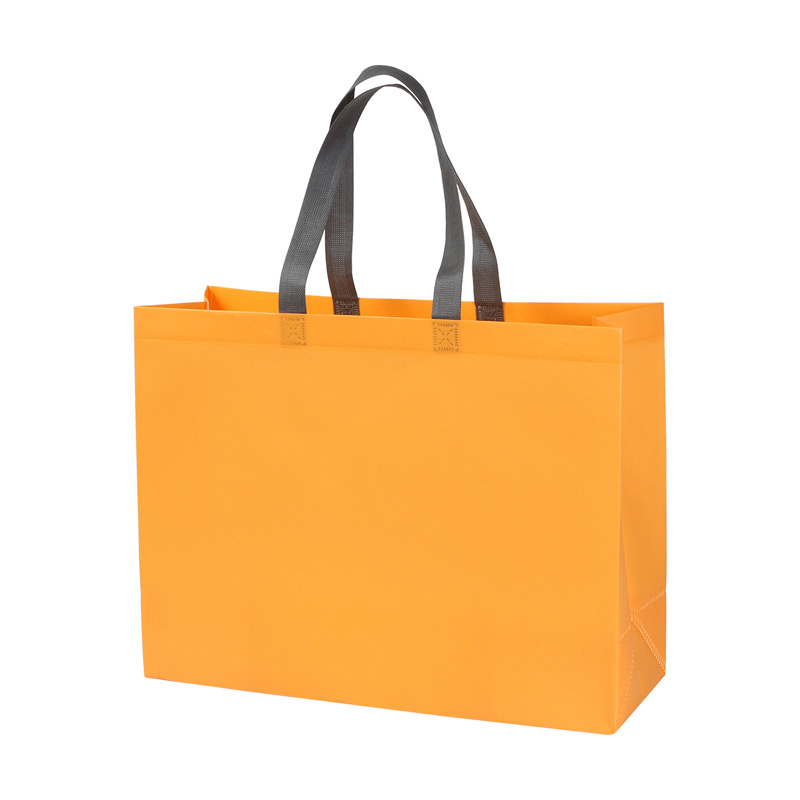 TX-222, Bolsa fabricada en tela non-woven laminado con asas superiores en color gris. El non-woven es un material duradero y de alta calidad que proporciona una barrera efectiva contra la humedad y otros elementos externos. 