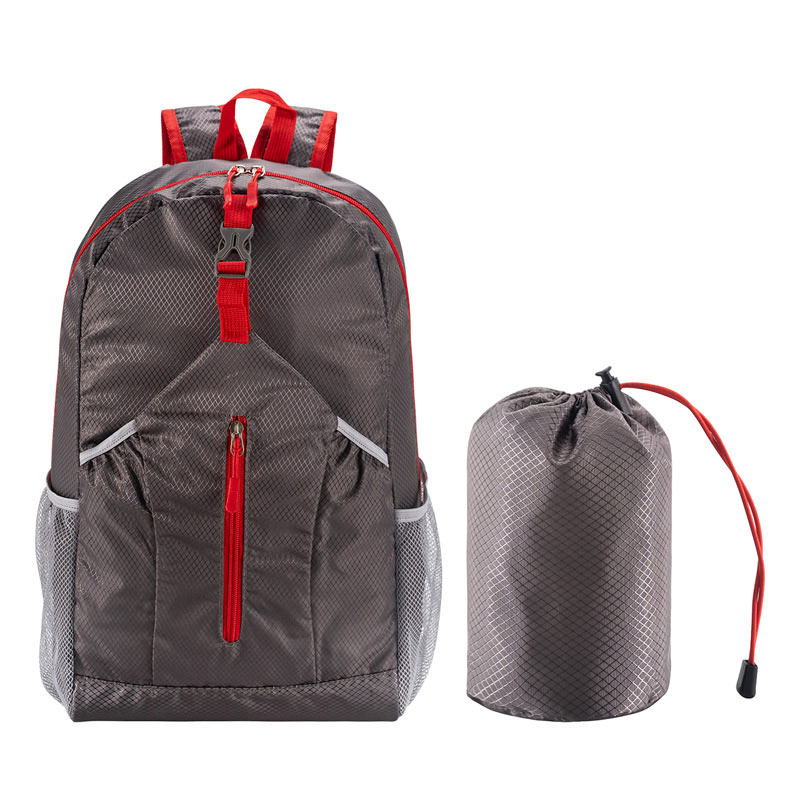 TX-235, Mochila Kallaste. Mochila que se compacta, fabricada en nylon, ligera, con bolsa de almacenamiento, fácil de transportar. Tratamiento superficial con repelente al agua, ideal para viajes al aire libre. Correas portátiles de alta densidad para un uso flexible. Correas de hombro transpirables para aliviar la fatiga. Capacidad: 24 L.