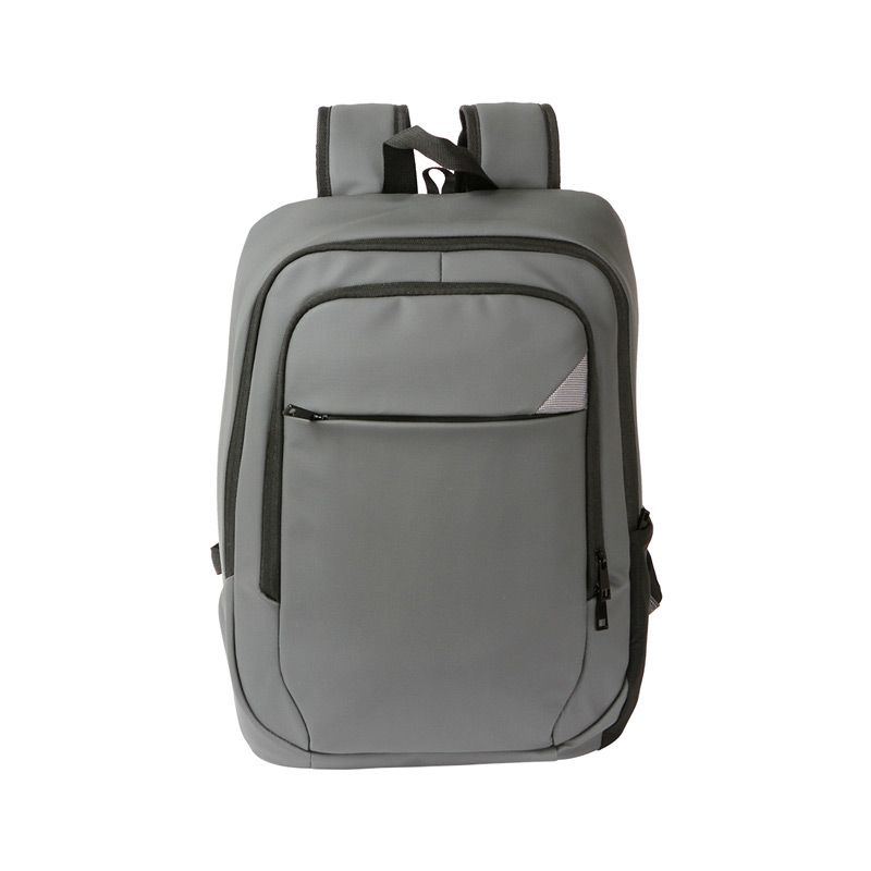 TX-266, Mochila Karksi. Mochila fabricada en curpiel 900PU, forro de poliéster y relleno de espuma de PE 5 mm. Cuenta con compartimento principal, dos compartimentos secundarios y bolsillos laterales. Diseño ajustable.