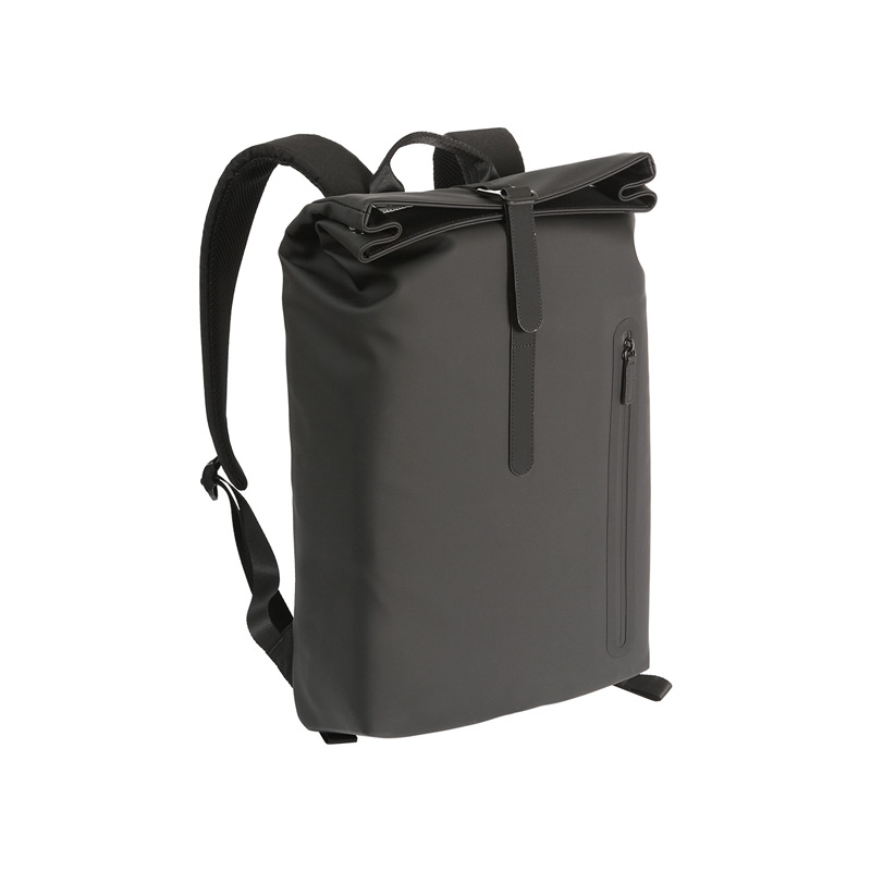 TX-272, Mochila Párnu. Mochila para laptop fabricada en curpiel y poliéster, cuenta con un compartimento principal con bolsillos internos para los esenciales y una sección digital que se ajusta a una laptop de 15.6 pulgadas, herrajes metálicos de alta calidad asegura durabilidad, mientras que el diseño minimalista mantiene un aspecto pulido sin adornos innecesarios. Elaboradas con material PU resistente a salpicaduras y duradero, estas bolsas combinan lujo con practicidad, ofreciendo una sensación de alta gama que resiste el desgaste diario.