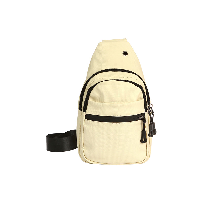 TX-280, Mochila Sumbe. Mochila crossbody fabricada en curpiel, con forro de nailon. Cuenta con correa ajustable. Incluye tres compartimentos con cierre.