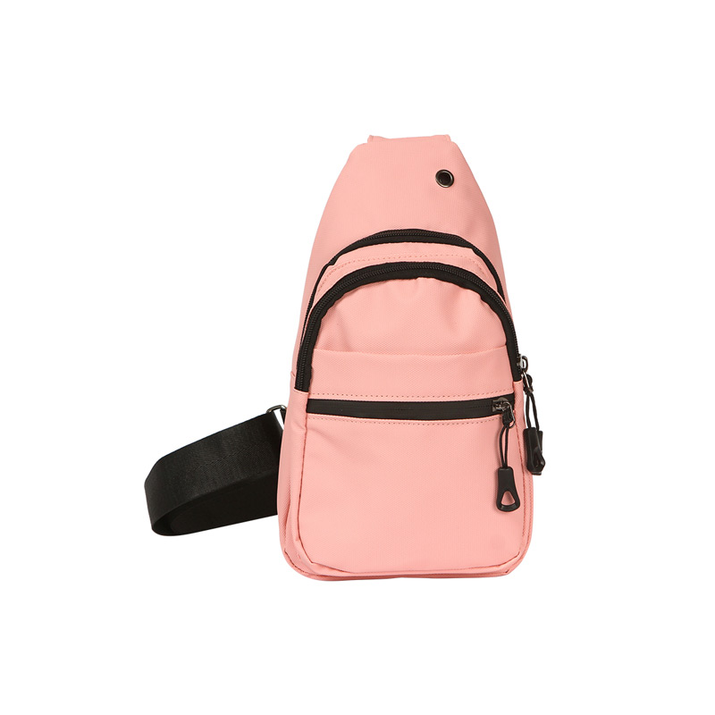 TX-280, Mochila Sumbe. Mochila crossbody fabricada en curpiel, con forro de nailon. Cuenta con correa ajustable. Incluye tres compartimentos con cierre.